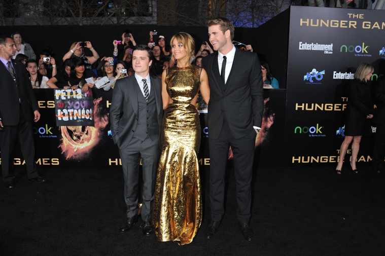 Jennifer_Lawrence_at_the_LA_premiere_of_The_Hunger_Games_begging_for_an_Oscar_in_a_gold_dress_026.jpg