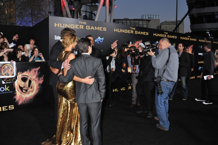 Jennifer_Lawrence_at_the_LA_premiere_of_The_Hunger_Games_begging_for_an_Oscar_in_a_gold_dress_031.jpg