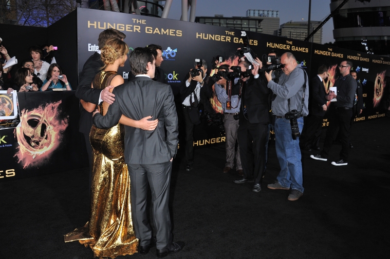 Jennifer_Lawrence_at_the_LA_premiere_of_The_Hunger_Games_begging_for_an_Oscar_in_a_gold_dress_034.jpg