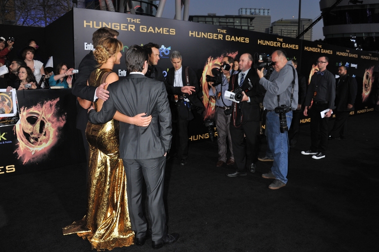 Jennifer_Lawrence_at_the_LA_premiere_of_The_Hunger_Games_begging_for_an_Oscar_in_a_gold_dress_036.jpg
