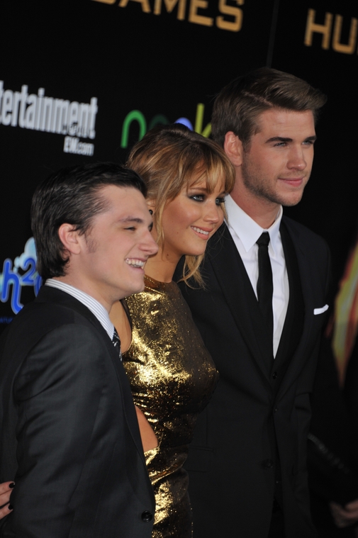 Jennifer_Lawrence_at_the_LA_premiere_of_The_Hunger_Games_begging_for_an_Oscar_in_a_gold_dress_037.jpg