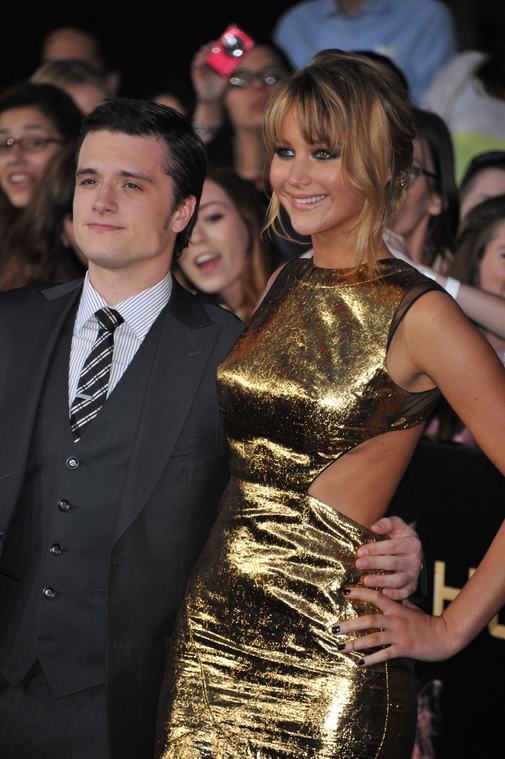 Jennifer_Lawrence_at_the_LA_premiere_of_The_Hunger_Games_begging_for_an_Oscar_in_a_gold_dress_038.jpg