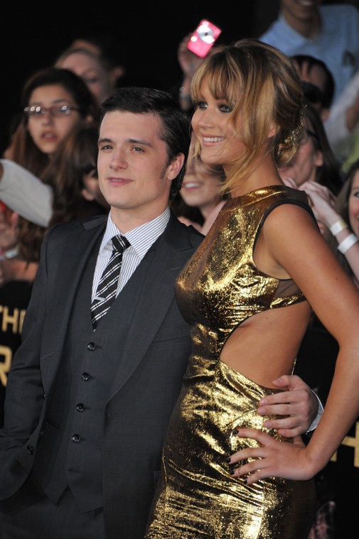 Jennifer_Lawrence_at_the_LA_premiere_of_The_Hunger_Games_begging_for_an_Oscar_in_a_gold_dress_040.jpg