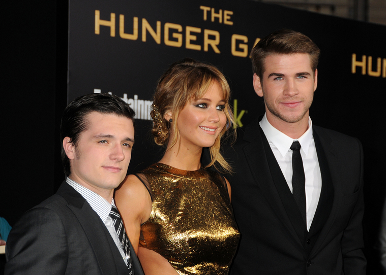 Jennifer_Lawrence_at_the_LA_premiere_of_The_Hunger_Games_begging_for_an_Oscar_in_a_gold_dress_051.jpg