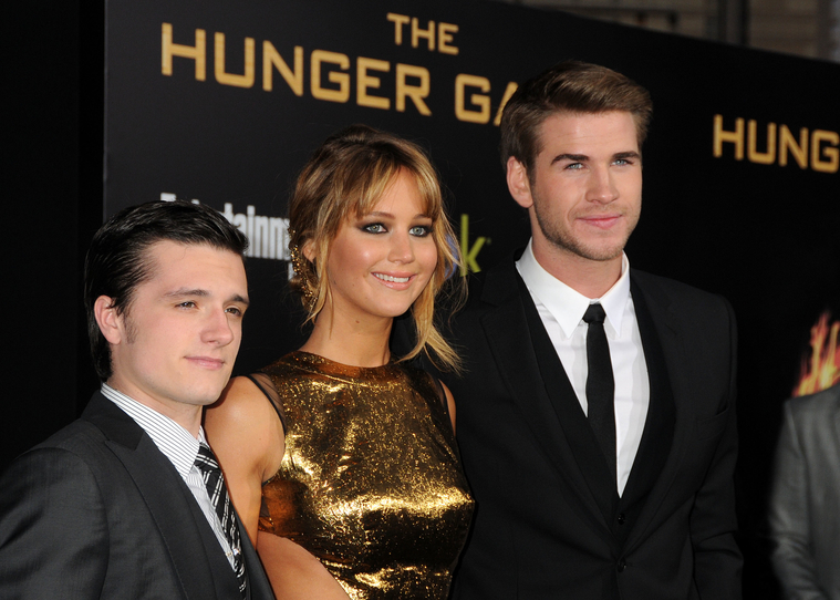 Jennifer_Lawrence_at_the_LA_premiere_of_The_Hunger_Games_begging_for_an_Oscar_in_a_gold_dress_057.jpg