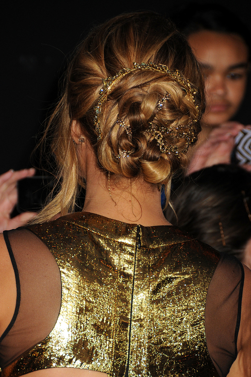 Jennifer_Lawrence_at_the_LA_premiere_of_The_Hunger_Games_begging_for_an_Oscar_in_a_gold_dress_060.jpg