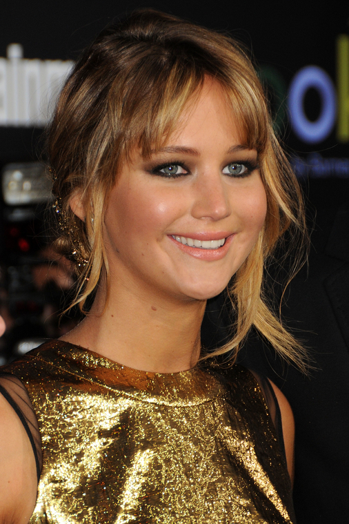 Jennifer_Lawrence_at_the_LA_premiere_of_The_Hunger_Games_begging_for_an_Oscar_in_a_gold_dress_072.jpg