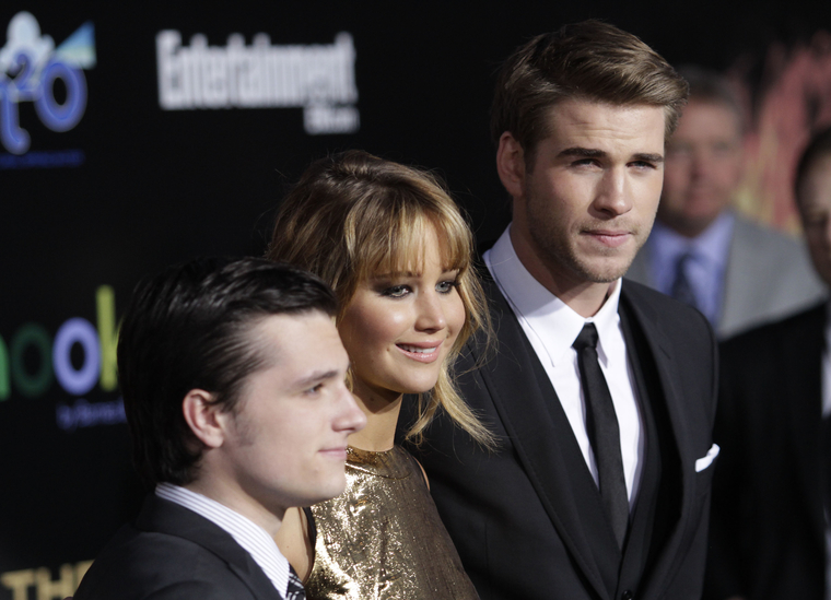 Jennifer_Lawrence_at_the_LA_premiere_of_The_Hunger_Games_begging_for_an_Oscar_in_a_gold_dress_134.jpg