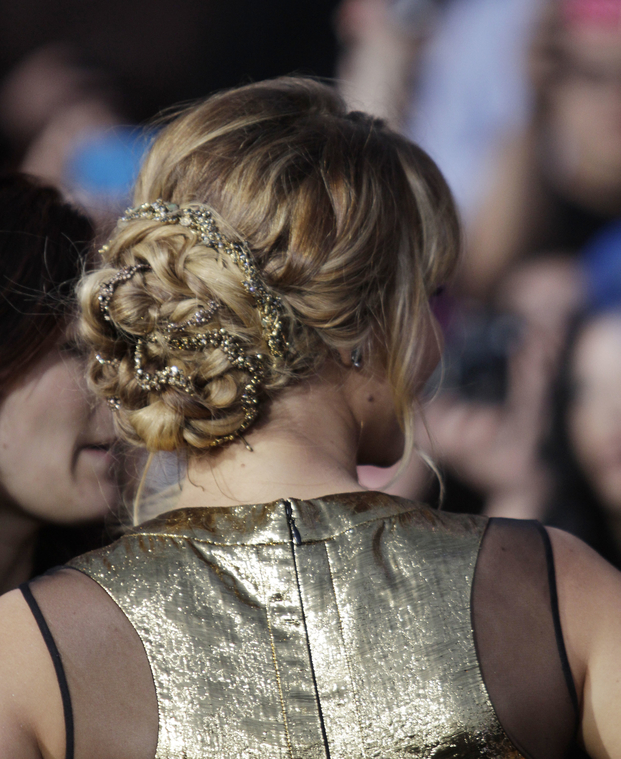 Jennifer_Lawrence_at_the_LA_premiere_of_The_Hunger_Games_begging_for_an_Oscar_in_a_gold_dress_159.jpg