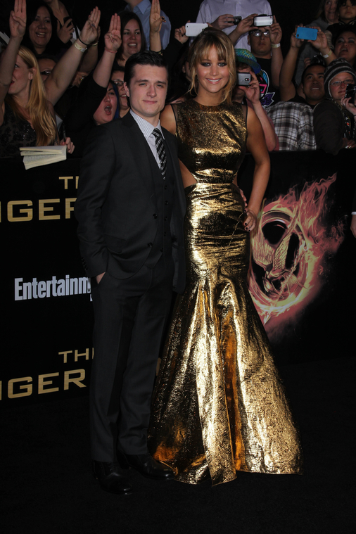 Jennifer_Lawrence_at_the_LA_premiere_of_The_Hunger_Games_begging_for_an_Oscar_in_a_gold_dress_171.jpg