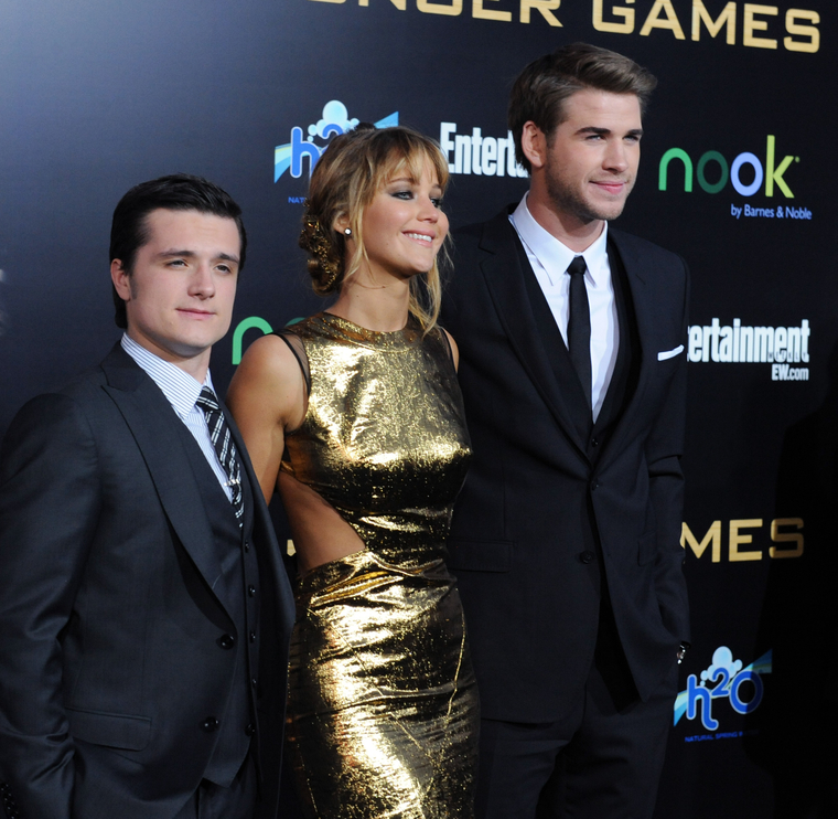 Jennifer_Lawrence_at_the_LA_premiere_of_The_Hunger_Games_begging_for_an_Oscar_in_a_gold_dress_179.jpg