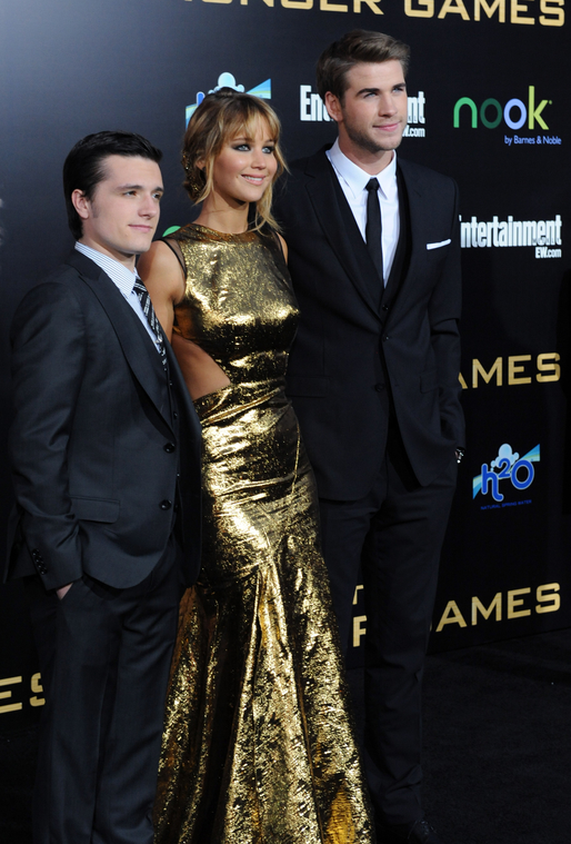 Jennifer_Lawrence_at_the_LA_premiere_of_The_Hunger_Games_begging_for_an_Oscar_in_a_gold_dress_180.jpg