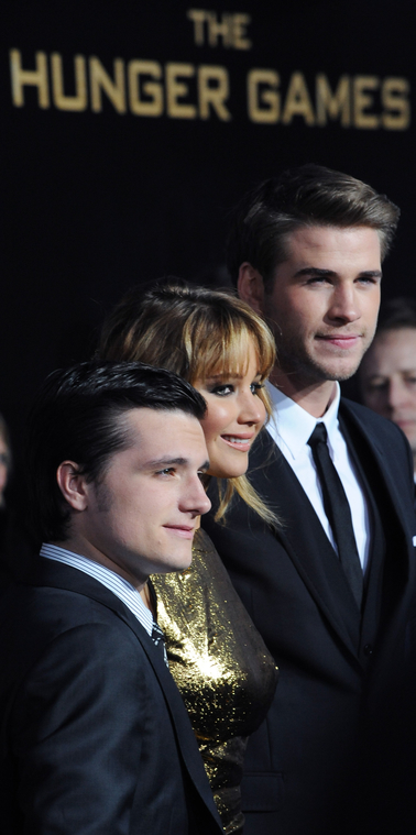Jennifer_Lawrence_at_the_LA_premiere_of_The_Hunger_Games_begging_for_an_Oscar_in_a_gold_dress_202.jpg