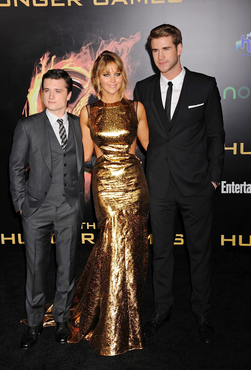 Jennifer_Lawrence_at_the_LA_premiere_of_The_Hunger_Games_begging_for_an_Oscar_in_a_gold_dress_275.jpg