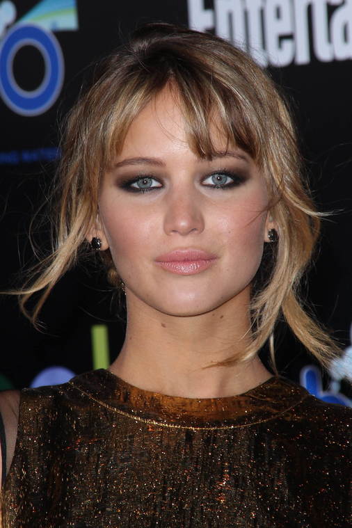 Jennifer_Lawrence_in_a_beautiful_gold_dress_at_the_premiere_of_The_Hunger_Games_033.jpg