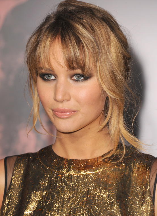 Jennifer_Lawrence_in_a_beautiful_gold_dress_at_the_premiere_of_The_Hunger_Games_056.jpg