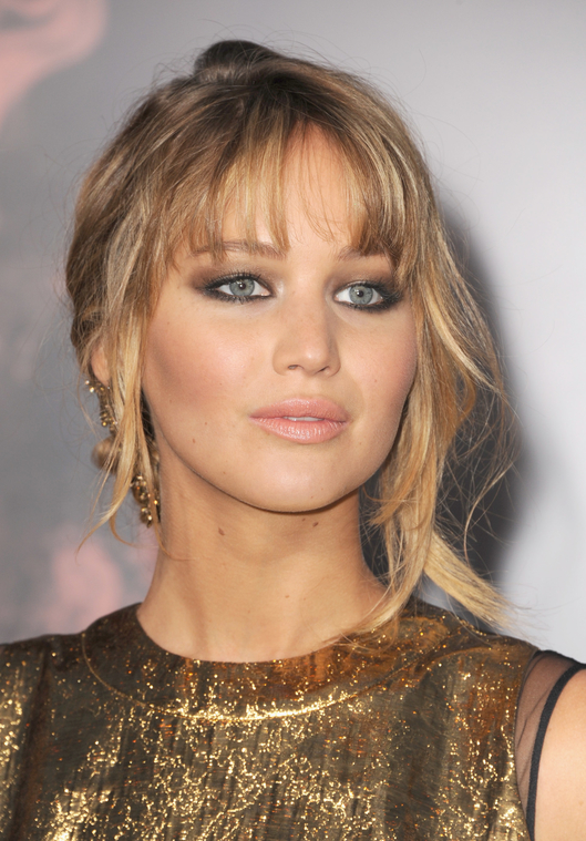 Jennifer_Lawrence_in_a_beautiful_gold_dress_at_the_premiere_of_The_Hunger_Games_058.jpg