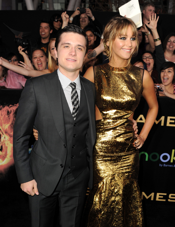 Jennifer_Lawrence_in_a_beautiful_gold_dress_at_the_premiere_of_The_Hunger_Games_086.jpg