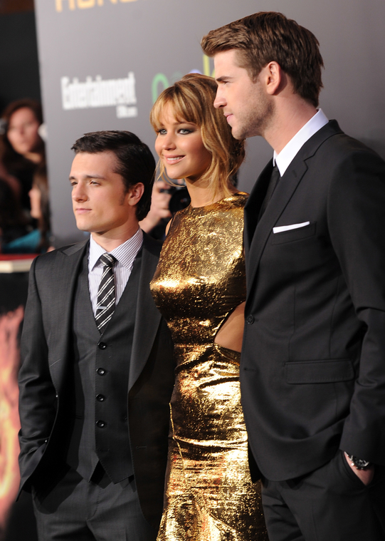 Jennifer_Lawrence_in_a_beautiful_gold_dress_at_the_premiere_of_The_Hunger_Games_105.jpg