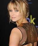 Jennifer_Lawrence_in_a_beautiful_gold_dress_at_the_premiere_of_The_Hunger_Games_005.jpg