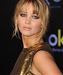 Jennifer_Lawrence_in_a_beautiful_gold_dress_at_the_premiere_of_The_Hunger_Games_020.jpg