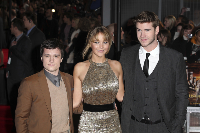 Beautiful_Jennifer_Lawrence_in_a_Golden_dress_at_the_London_premiere_of_The_Hunger_Games_074.jpg