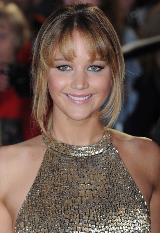 Beautiful_Jennifer_Lawrence_in_a_Golden_dress_at_the_London_premiere_of_The_Hunger_Games_094.jpg