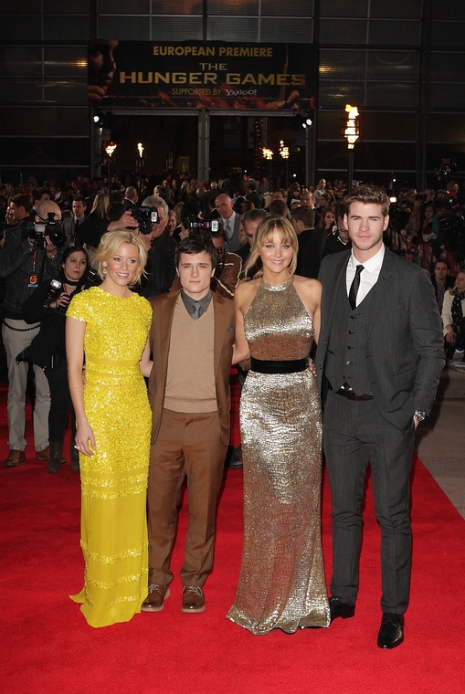 Jennifer_Lawrence_at_the_London_premiere_of_The_Hunger_Games_begging_for_an_Oscar_in_a_gold_dress_026.JPG