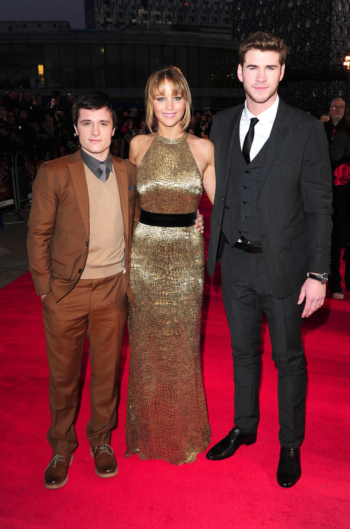 Jennifer_Lawrence_at_the_London_premiere_of_The_Hunger_Games_begging_for_an_Oscar_in_a_gold_dress_028.jpg