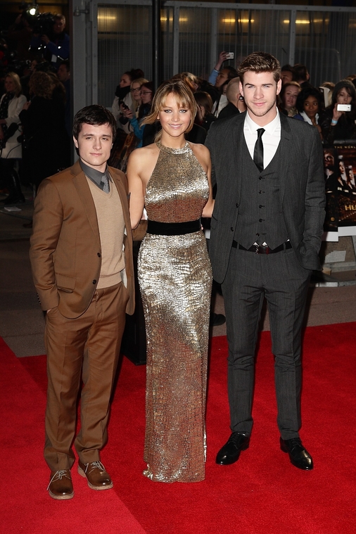 Jennifer_Lawrence_at_the_London_premiere_of_The_Hunger_Games_begging_for_an_Oscar_in_a_gold_dress_029.JPG