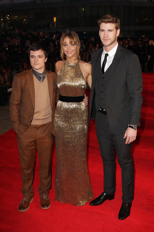 Jennifer_Lawrence_at_the_London_premiere_of_The_Hunger_Games_begging_for_an_Oscar_in_a_gold_dress_030.jpg