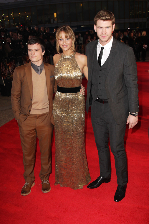 Jennifer_Lawrence_at_the_London_premiere_of_The_Hunger_Games_begging_for_an_Oscar_in_a_gold_dress_031.jpg