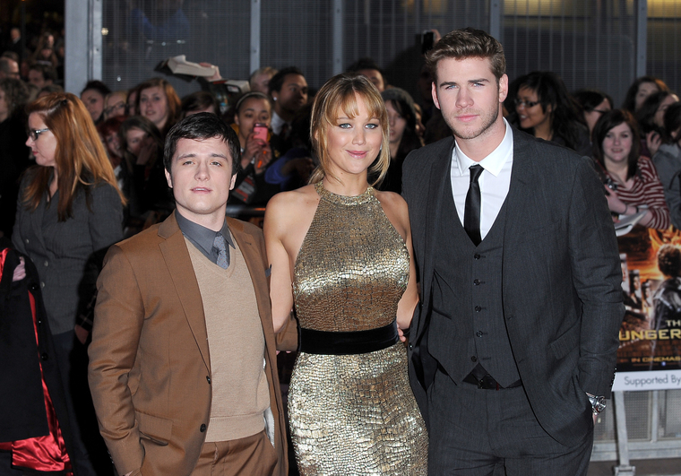 Jennifer_Lawrence_at_the_London_premiere_of_The_Hunger_Games_begging_for_an_Oscar_in_a_gold_dress_042.jpg