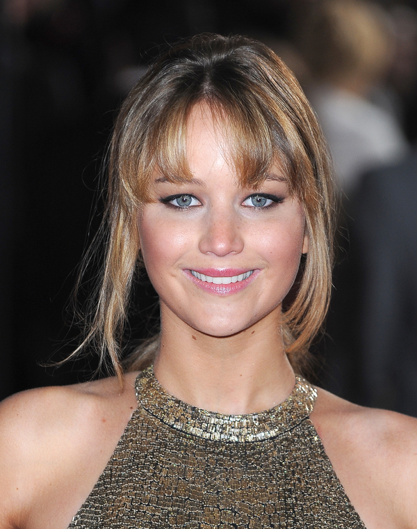 Jennifer_Lawrence_at_the_London_premiere_of_The_Hunger_Games_begging_for_an_Oscar_in_a_gold_dress_085.jpg