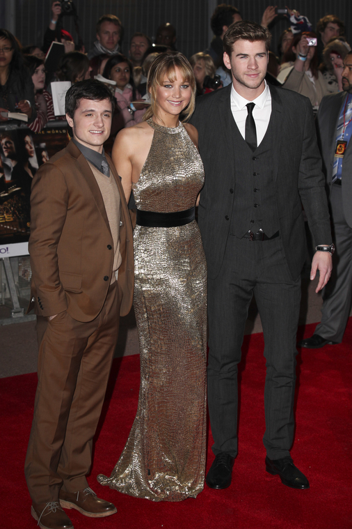 Jennifer_Lawrence_at_the_London_premiere_of_The_Hunger_Games_begging_for_an_Oscar_in_a_gold_dress_140.jpg