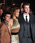 Jennifer_Lawrence_at_the_London_premiere_of_The_Hunger_Games_begging_for_an_Oscar_in_a_gold_dress_035.jpg