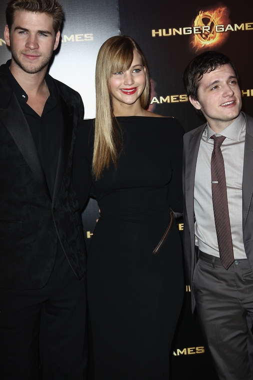 Jennifer_Lawrence_at_the_Paris_Hunger_Games_premiere_showing_a_fully_nude_back_in_a_beautiful_dress_035.jpg