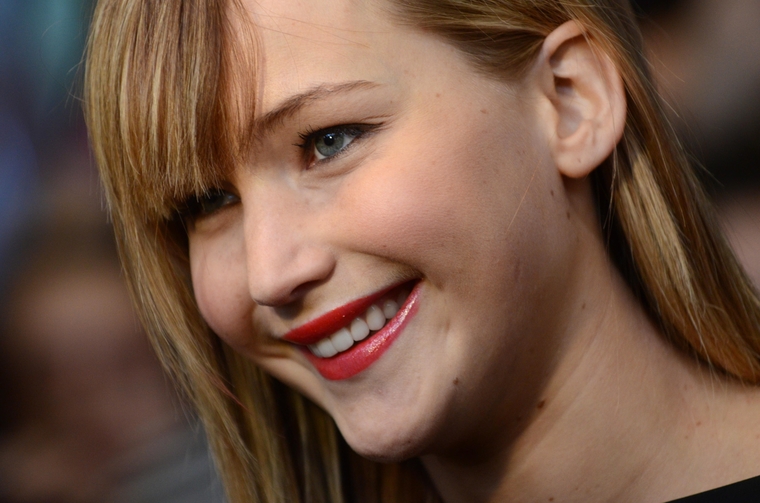 Jennifer_Lawrence_at_the_Paris_Hunger_Games_premiere_showing_a_fully_nude_back_in_a_beautiful_dress_056.jpg