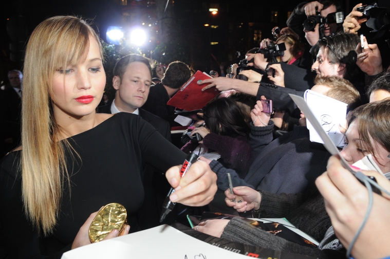 Jennifer_Lawrence_at_the_Paris_Hunger_Games_premiere_showing_a_fully_nude_back_in_a_beautiful_dress_077.jpg