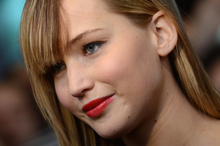 Jennifer_Lawrence_at_the_Paris_Hunger_Games_premiere_showing_a_fully_nude_back_in_a_beautiful_dress_079.jpg