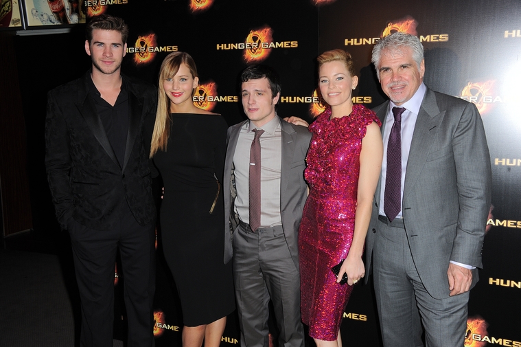 Jennifer_Lawrence_at_the_Paris_Hunger_Games_premiere_showing_a_fully_nude_back_in_a_beautiful_dress_082.jpg
