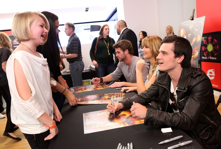 Photos_of_Jennifer_Lawrence_attending_The_Hunger_Games_Mall_Tour_in_LA_05.jpg