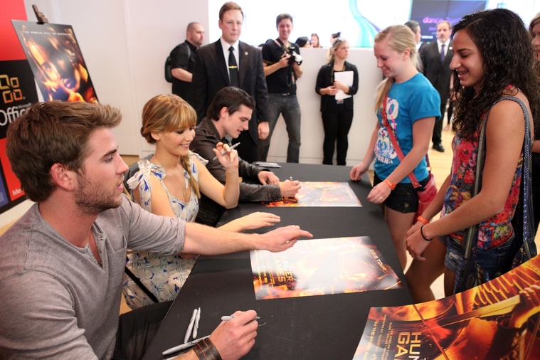 Photos_of_Jennifer_Lawrence_attending_The_Hunger_Games_Mall_Tour_in_LA_06.jpg