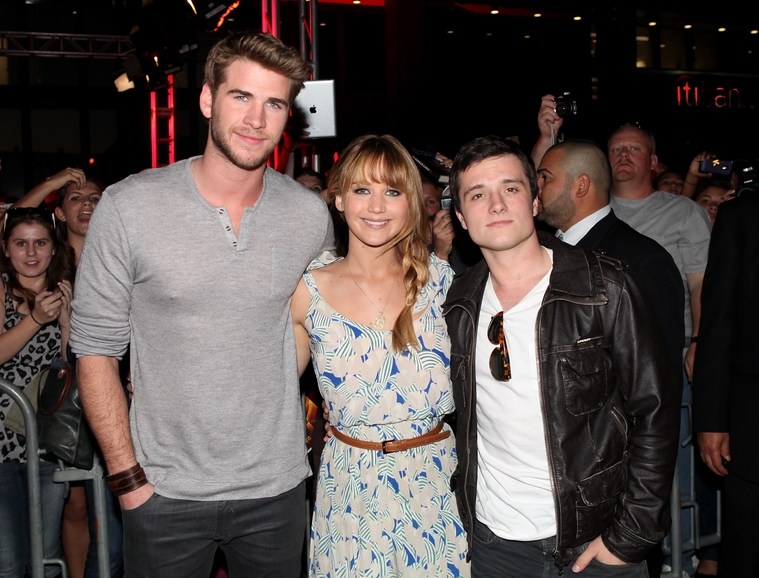 Photos_of_Jennifer_Lawrence_attending_The_Hunger_Games_Mall_Tour_in_LA_07.jpg