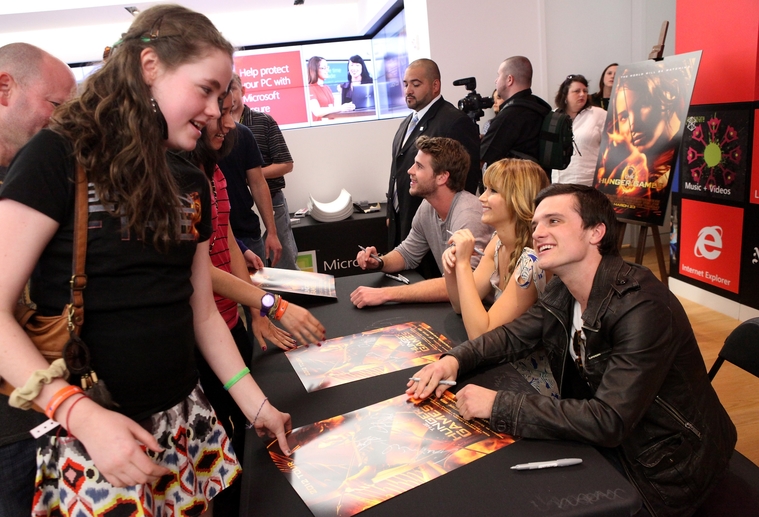Photos_of_Jennifer_Lawrence_attending_The_Hunger_Games_Mall_Tour_in_LA_10.jpg