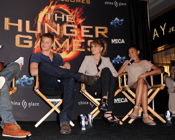 Jennifer_Lawrence_promoting_The_Hunger_Games_mall_promotion_tour_44.jpg