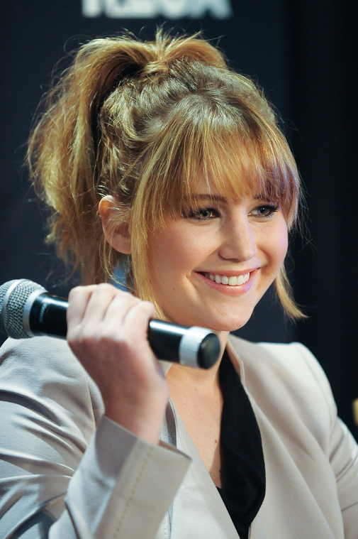 Jennifer_Lawrence_promoting_The_Hunger_Games_mall_promotion_tour_10.jpg