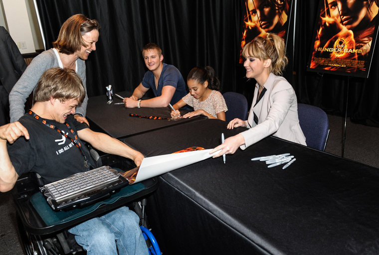 Jennifer_Lawrence_promoting_The_Hunger_Games_mall_promotion_tour_52.jpg