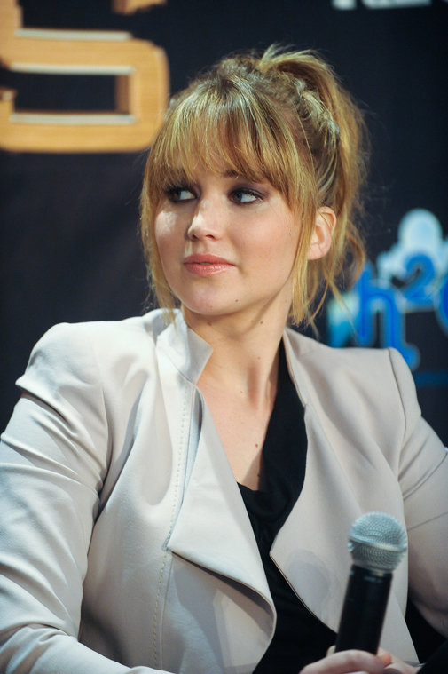 Jennifer_Lawrence_promoting_The_Hunger_Games_mall_promotion_tour_56.jpg
