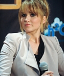Jennifer_Lawrence_promoting_The_Hunger_Games_mall_promotion_tour_13.jpg